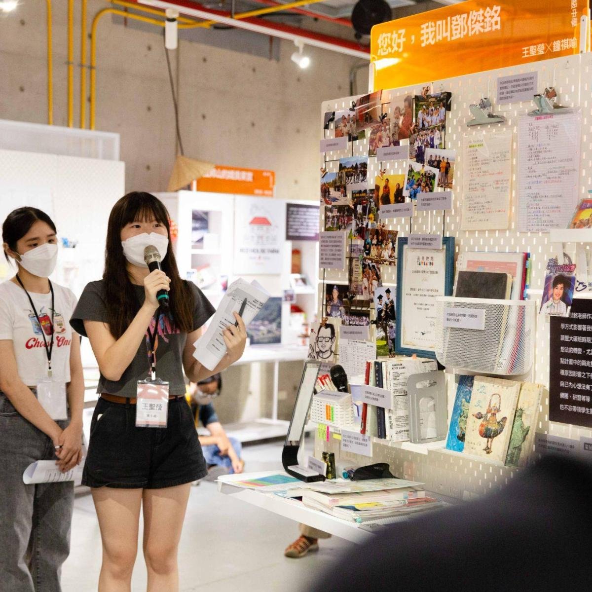 由導師楊雨樵帶領的兩組同學以「口說表演」為主要的講述形式。 分別分享了在臺灣教育典範變革的時刻，學校老師如何伴隨學生迎向新挑戰； 以及當年撐起家中生計的阿嬤，如何在臺灣經濟與產業結構變動之際，轉換人生方向。-圖片