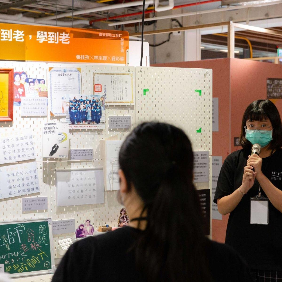 由導師張紋瑄帶領的三組同學以「物件劇場」為主要的講述形式，其中兩組同學都分享了爸爸的故事，工程師爸爸帶著友善社會的心靈，歷經臺灣近年各種重大事件，順而變成斜槓青年。 還有擁有自由心靈的爸爸在海島澎湖與海島臺灣間游移與生活，將海不是邊界，是道路的領悟轉化為獨特的處世哲學。另一組同學則分享了在母語不受重視的時代，就靠著堅毅心靈的台語教育者，始終不懈地推動母語教學的故事。-圖片